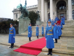 7. mart 2013. Pripadnici počasne jedinice Vojske Srbije ispred Narodne skupštine pred Prvu sednicu Prvog redovnog zasedanja Narodne skupštine u 2013. godini